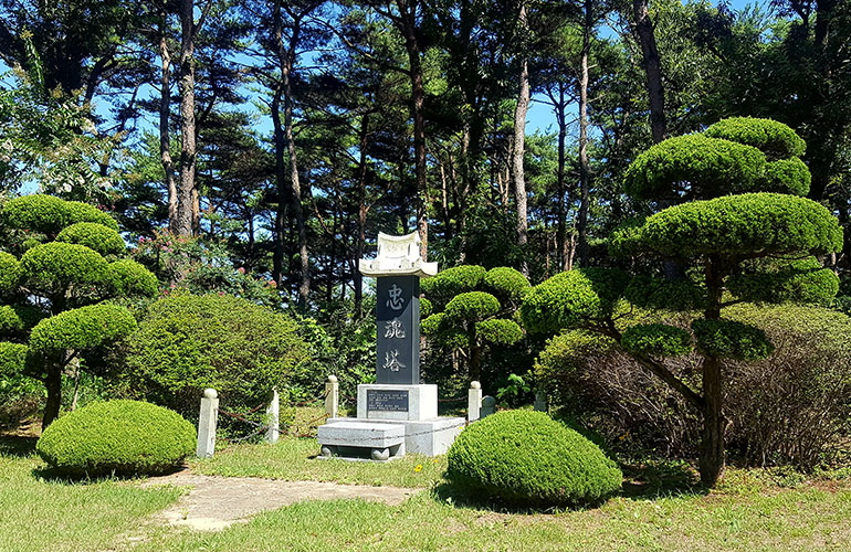 덕적도_충혼탑과_진리해변_기미삼일독립만세기념비